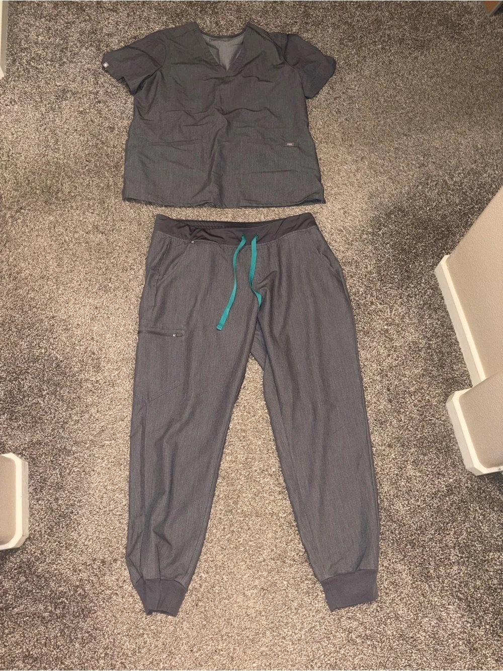 FIGS Gray Scrub Zamora Pants with Teal Drawstring Top Casma XL